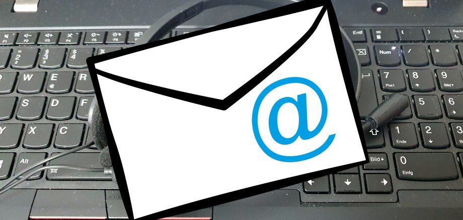 E-Mail Grafik mit Tastatur im Hintergrund