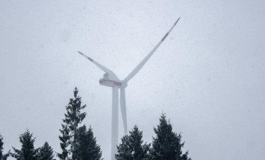 Windrad im Windpark Lammersdorf im Schnee