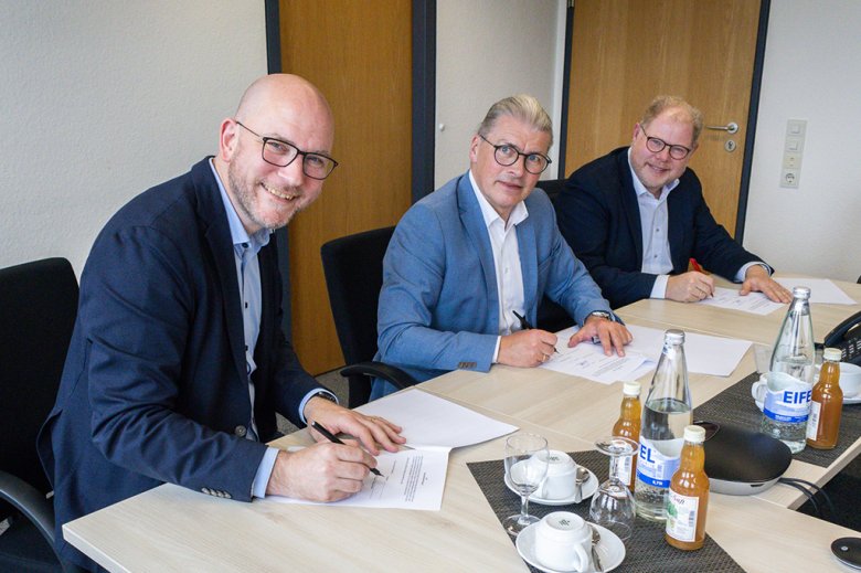 Die Bürgermeister der drei Kommunen Roetgen, Simmerath und Hürtgenwald (v. l. n. r.: Jorma Klauss, Bernd Goffart, Stephan Cranen) unterzeichnen den Vertrag zur künftigen Zusammenarbeit im Bereich der Bauhöfe.