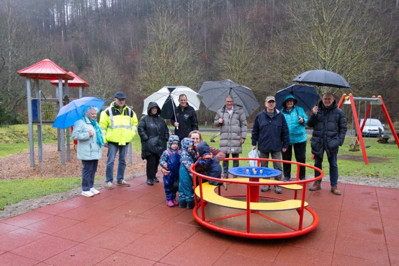 Kinder und Akteure bei der Einweihung des neuen Karussells