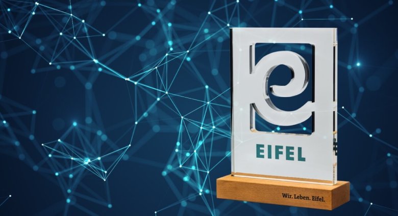 EIFEL Award Trophäe vor blauem Hintergrund