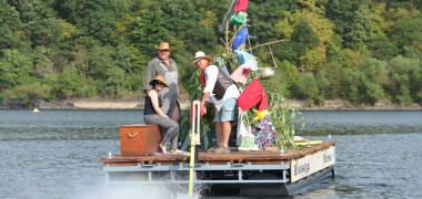 Crazy Boats Parade bei Rursee in Flammen