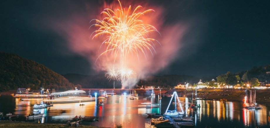 Feuerwerk mit See bei Rursee in Flammen