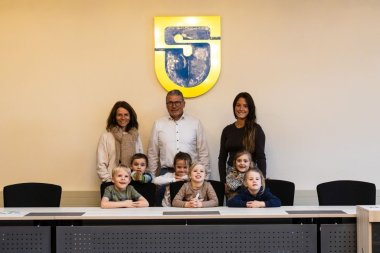 Gruppenfoto der Kinder zusammen mit Bürgermeister und Betreuerinnen