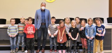 Bürgermeister Bernd Goffart mit den Kindern
