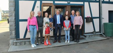 Bürgermeister Bernd Goffart mit Familie Didorenko und Familie Steffens